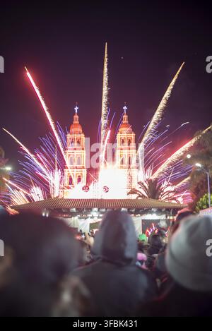 Vue de feux d'artifice éclatants illuminant les tours jumelles de l'église pendant la célébration de la Semaine Sainte à Nuevo San Juan Parangaricutiro, Michoacan Banque D'Images