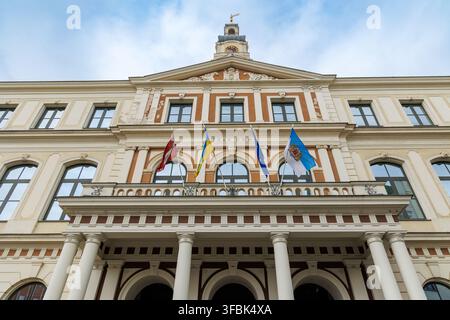 Façade de l'hôtel de ville de Riga avec des drapeaux à Ratslaukums dans la vieille ville de Riga, Lettonie Banque D'Images