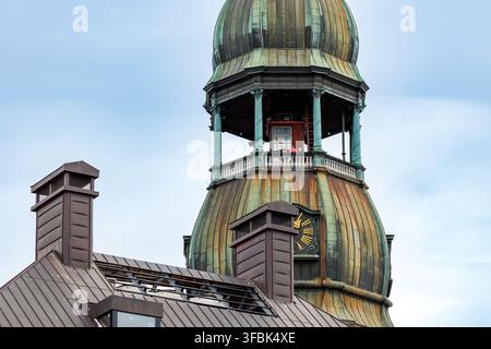 Tour de l'église Saint-Pierre dans la vieille ville de Riga, Lettonie Banque D'Images