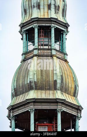Tour de l'église Saint-Pierre dans la vieille ville de Riga, Lettonie Banque D'Images