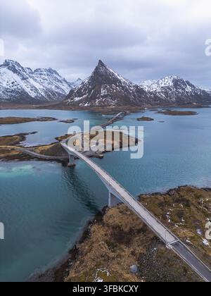 Des ponts sinueux relient les îles de Lofoten, en Norvège Banque D'Images