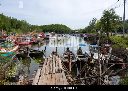 KHLONG MUANG, THAÏLANDE – 19 FÉVRIER 2026 : Des bateaux de pêche et des bateaux à longue queue sont amarrés dans un port bordé de mangroves dans la province de Krabi. Banque D'Images