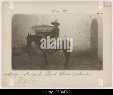 Un vaquero, un cow-boy mexicain, montant un cheval à la Hacienda Santa Clara au Mexique, photographié en 1930. Banque D'Images