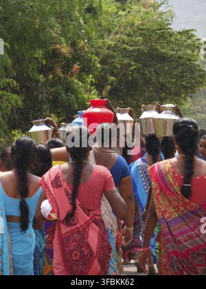 Vue arrière de femmes indiennes lors d'une procession funéraire, Tamil Nadu, sud de l'Inde. Banque D'Images