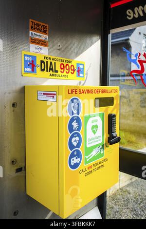 Défibrillateur à Beetham dans l'ancien boîtier de téléphone BT Royaume-Uni Banque D'Images