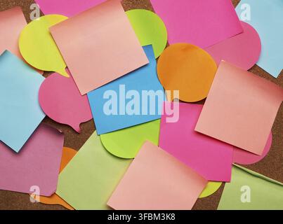 autocollants en papier colorés collés sur le tableau de balsa marron, idea et multitâche, gros plan Banque D'Images