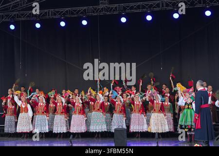 Varsovie, Pologne. 23 août 2026. Des personnes en costumes traditionnels se produisent au Festival des Récoltes à Varsovie, Pologne, le 23 août 2026. Crédit : Yue Yuanyuan/Xinhua/Alamy Live News Banque D'Images