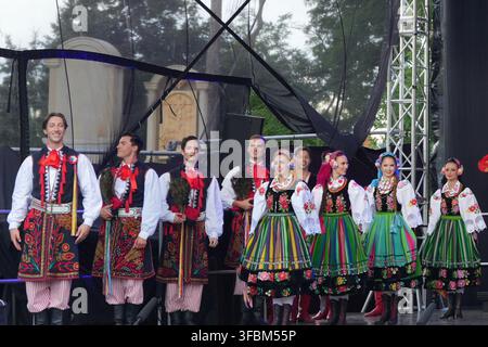 Varsovie, Pologne. 23 août 2026. Des personnes en costumes traditionnels se produisent au Festival des Récoltes à Varsovie, Pologne, le 23 août 2026. Crédit : Yue Yuanyuan/Xinhua/Alamy Live News Banque D'Images