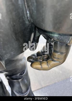 Close-up de la main de John Lennon tenant deux glands sur la statue des Beatles à Pier Head à Liverpool, symbolisant les glands que John Lennon et Yoko Ono s Banque D'Images