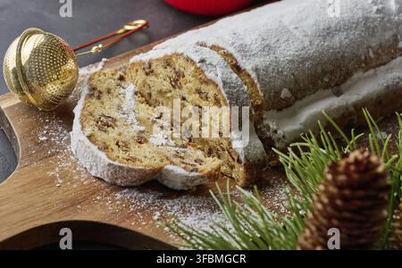 Pâtisseries de Noël en stollen saupoudré de sucre en poudre sur la table, dessert festif Banque D'Images