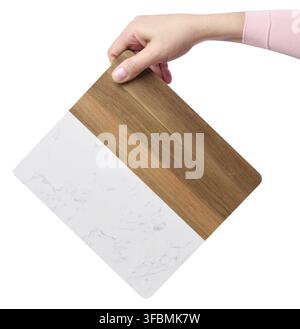 Main féminine tenant une planche de cuisine carrée en bois Banque D'Images
