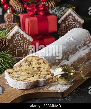 Pâtisseries de Noël en stollen saupoudré de sucre en poudre sur la table, dessert festif Banque D'Images