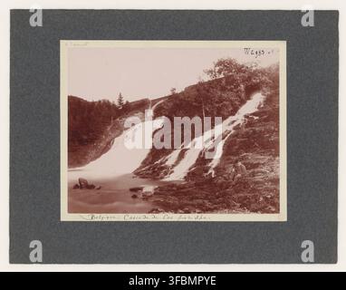 Une cascade dans un paysage montagneux, Cascade de Coo près de Spa, Belgique, à a. Lemmet. Banque D'Images