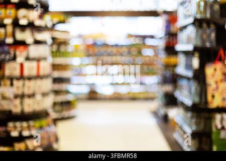 Arrière-plan flou du supermarché, allées avec nourriture et boissons dans les allées Banque D'Images