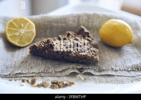 Vue latérale d'un dessert sain, biologique, sans gluten, sans sucre, sans produits laitiers, servi avec des citrons et espace libre. Dessert sain fait maison avec Banque D'Images