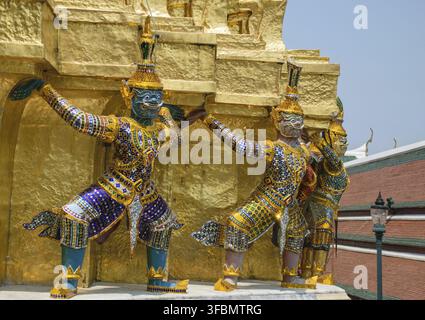 Vue rapprochée d'une statue de garde démon au Grand Palais de Bangkok, Thaïlande Banque D'Images