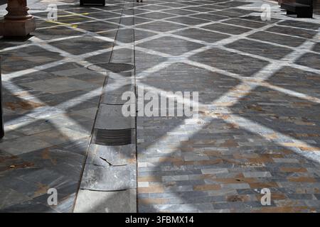 Ombres en forme de diamant sur une allée piétonne en marbre Banque D'Images
