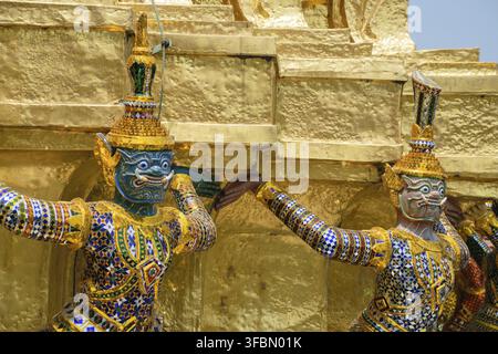 Vue rapprochée d'une statue de garde démon au Grand Palais de Bangkok, Thaïlande Banque D'Images