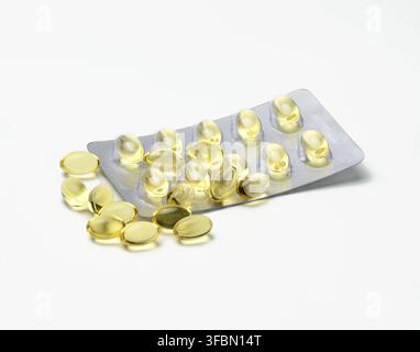 huile de poisson en capsules et blister sur fond blanc, supplément alimentaire pour la santé, gros plan Banque D'Images
