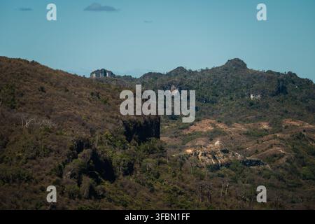Vue du French Mountain présentant des falaises rocheuses abruptes et une végétation sèche sous un ciel bleu clair à Antsiranana, Diana, Madagascar. Banque D'Images