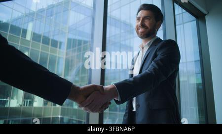 Homme d'affaires caucasien parlant et serrant la main d'un homme d'affaires afro-américain non identifiable, investisseur, deux hommes d'affaires multiraciaux, managers, hommes qui parlent Banque D'Images