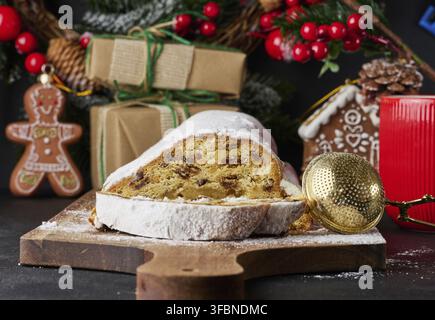 Pâtisseries de Noël en stollen saupoudré de sucre en poudre sur la table, dessert festif Banque D'Images