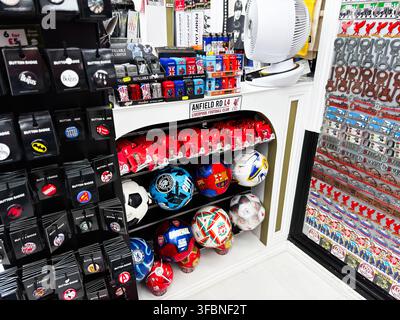 Liverpool, Royaume-Uni - 16 mai 2026 : Des souvenirs colorés de football de Liverpool, Royaume-Uni, et des ballons de football exposés sur des étagères dans un magasin de détail animé Banque D'Images