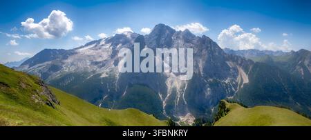 Massif du Marmolada, le plus haut sommet des Dolomites (3 343 m), avec ses glaciers et ses falaises rocheuses, tel qu'il est vu depuis les prairies vertes de haute altitude près de t Banque D'Images