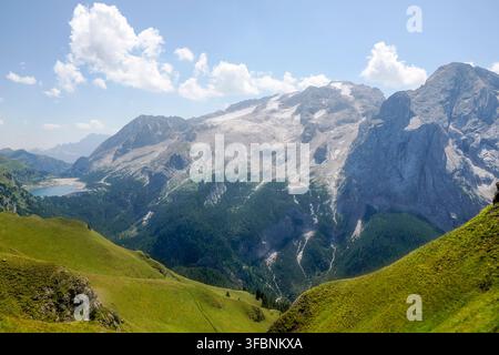 Massif du Marmolada, le plus haut sommet des Dolomites (3 343 m), avec ses glaciers et ses falaises rocheuses, tel qu'il est vu depuis les prairies vertes de haute altitude près de t Banque D'Images