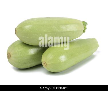 Trois courgettes vertes isolées sur fond blanc, légumes frais Banque D'Images
