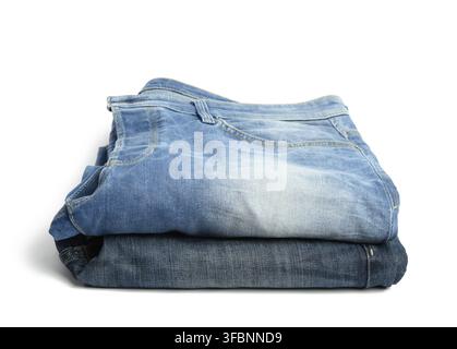 jeans pliés bleus pour hommes sur fond blanc, pile Banque D'Images