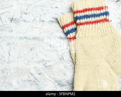 paire de chaussettes en maille chaudes et confortables sur fond blanc, espace copie Banque D'Images
