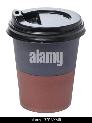 Gobelet à café en papier avec des bandes horizontales bleues et rouges est présenté avec un couvercle en plastique noir, fond isolé Banque D'Images