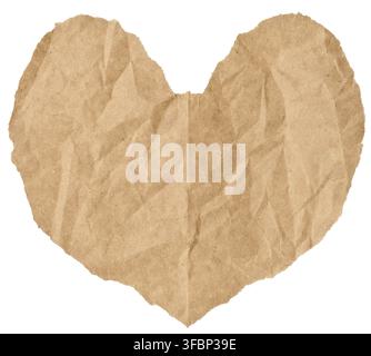 Morceau déchiré de papier artisanal froissé en forme de coeur sur un fond isolé Banque D'Images