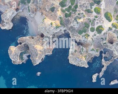Vue aérienne des falaises côtières et des formations rocheuses le long de la mer au Portugal. Banque D'Images