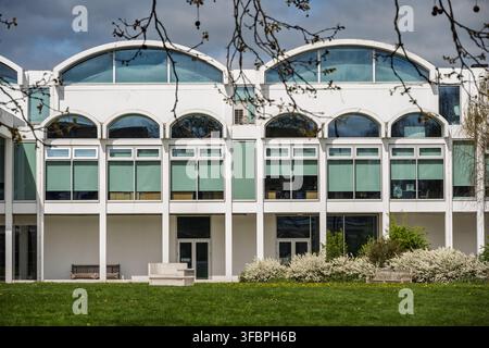 Une vue rapprochée des lignes de toit cintrées et des fenêtres symétriques sur la façade extérieure blanche des salles d'exposition du musée RAF de Londres Banque D'Images