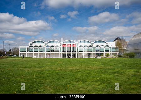 Une vue panoramique des hangars 3, 4 et 5 sur un vaste champ d'herbe verte du Royal Air Force Museum de Londres à Hendon Banque D'Images