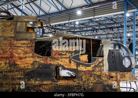 L'épave préservée d'un bombardier lourd Handley Page Halifax Mk II (W1048) de la Seconde Guerre mondiale exposée dans le Hangar 5 du musée de la RAF à Londres à Hendon Banque D'Images