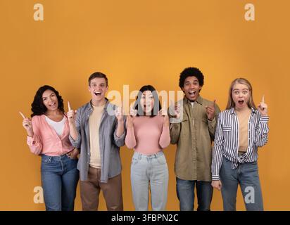 Groupe d'étudiants multiethniques heureux bénéficiant de l'éducation dans le nouveau pays et recommandation Banque D'Images