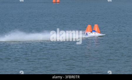 Rousse, Bulgarie – 22 août 2026 : Bateau F500 n°5 de Marcin Zielinski, panache de pulvérisation dense, bouées de virage orange et cours d'entraînement du Danube lors du Hydro GP 2026 Banque D'Images
