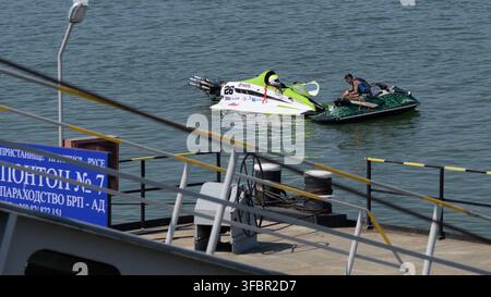 Rousse, Bulgarie – 22 août 2026 : Bateau F500 blanc et vert 26 de Marcel Copak, soutien des embarcations personnelles, câble de remorquage et ponton Port Ruse 7 pendant Hy Banque D'Images