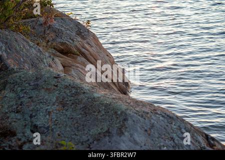 Une rive en granit rencontre les eaux de la baie Georgienne à la lumière de l'aube Banque D'Images