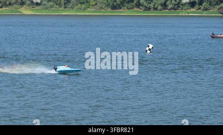 Rousse, Bulgarie – 22 août 2026 : le bateau GT15 bleu 13 d'Elimantas Raziulis, vague d'entraînement et marqueur de course noir et blanc pendant l'Hydro GP 2026 Eur Banque D'Images