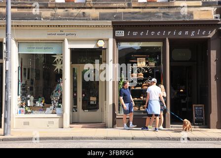 Cafés & boutiques indépendants sur la High Street dans la banlieue côtière et station balnéaire de Portobello, à 3 miles à l'est du centre d'Édimbourg, connue sous le nom de 'Porty', Royaume-Uni. Banque D'Images