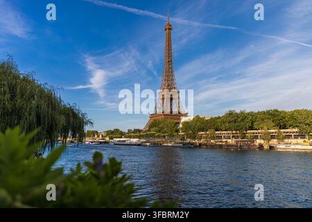 PARIS, FRANCE - 20 JUIN 2026 : La Tour Eiffel s'élève au-dessus de la Seine par un après-midi d'été clair à Paris. Banque D'Images