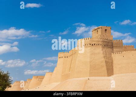 Anciennes murailles de forteresse en briques de terre de Itchan Kala à Khiva, Ouzbékistan Banque D'Images