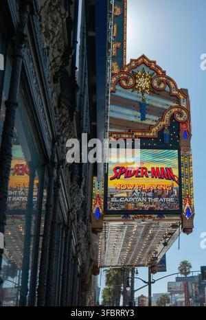 La marquise de l'El Capitan Theatre sur Hollywood Boulevard affichant Spider-Man : Brand New Day, avec la façade historique du cinéma et les néons. Banque D'Images