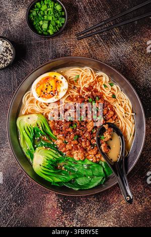 Un bol de nouilles avec de la viande hachée, de l'Œuf et du bok choy. Soupe miso ramen, vue de dessus. Banque D'Images