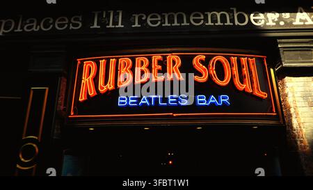 Panneau d'entrée du bar Rubber Soul qui célèbre les Beatles à Liverpool Banque D'Images