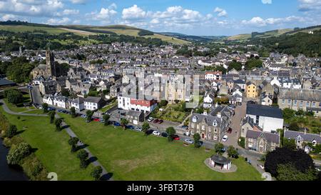 Vue aérienne par drone du centre-ville de Peebles, région des Borders écossais, Écosse, Royaume-Uni. Banque D'Images